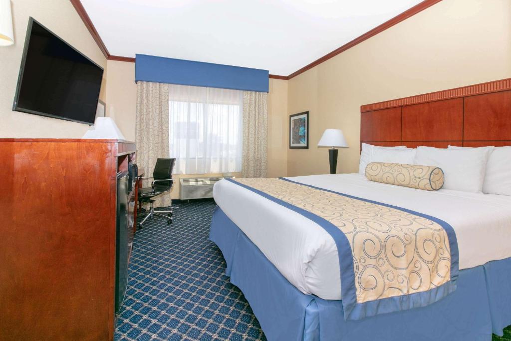 麦库姆麦库姆贝蒙特温德姆酒店的配有一张床和一台平面电视的酒店客房
