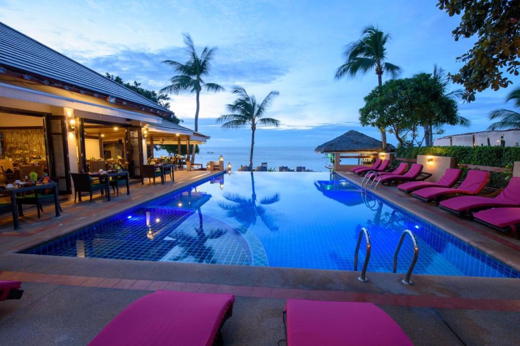 拉迈Samui Jasmine Resort - SHA Plus的毗邻度假酒店的带粉红色躺椅的游泳池