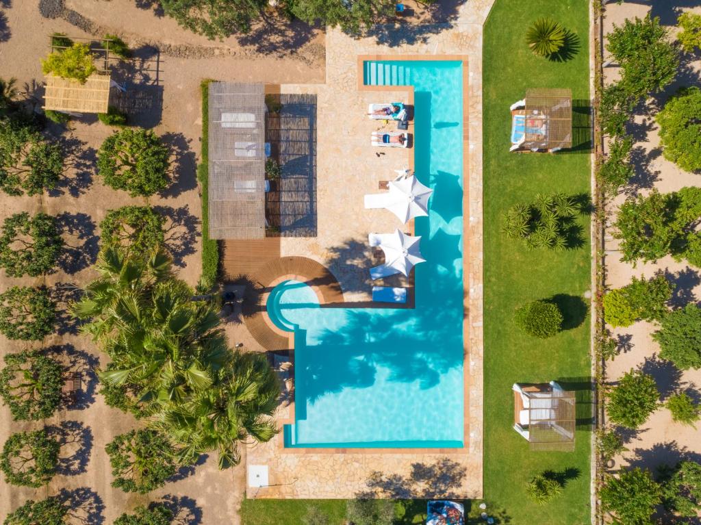 伊维萨镇Can Arabí的享有游泳池及度假村的顶部景致
