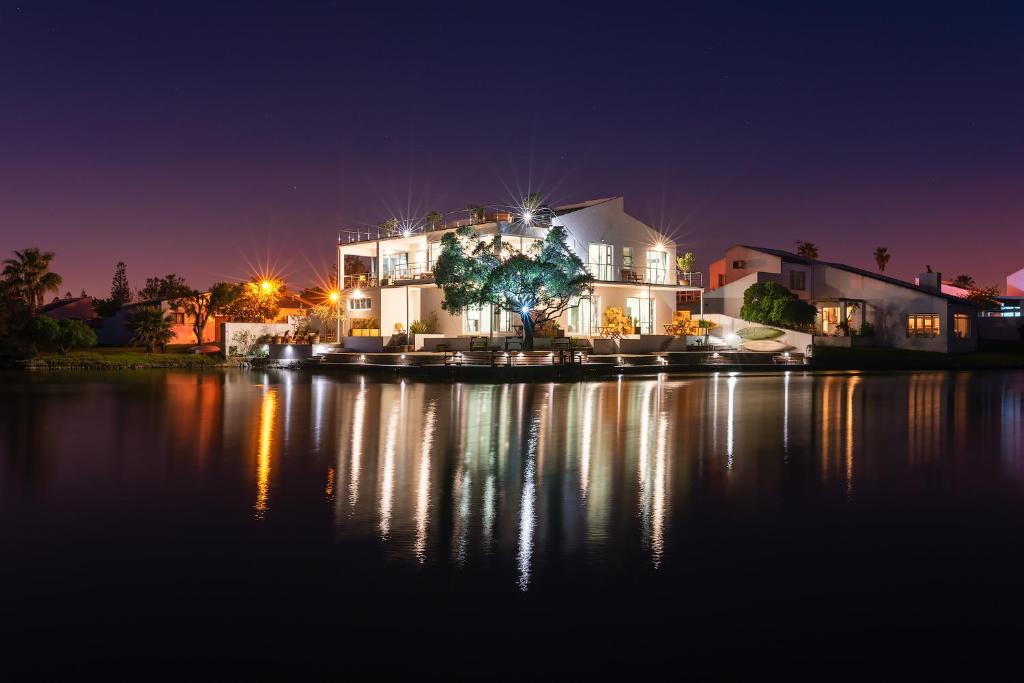 梅森堡Marina Views的夜晚坐在水面上的房子