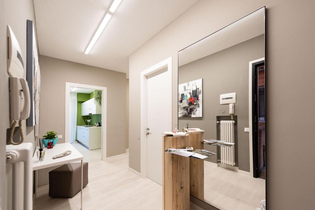 威尼托自由堡Angolo Dei Borghi的客房内的浴室设有大镜子