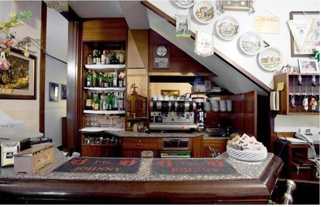 特雷维索罗坎达大伦佐酒店的厨房配有柜台和餐具架