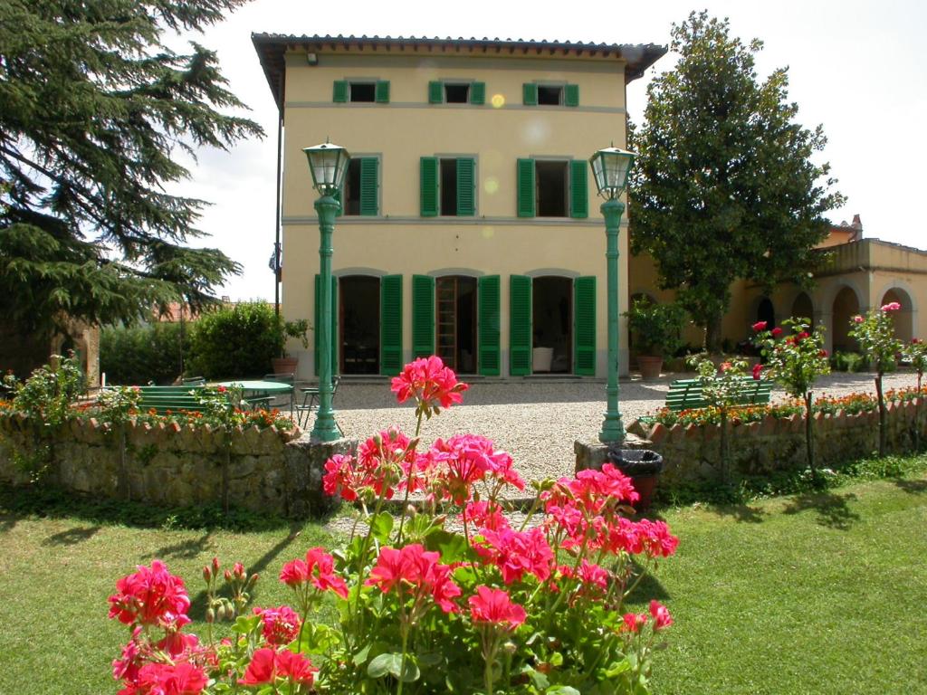 布奇内villa Catola的前面有粉红色花的房子