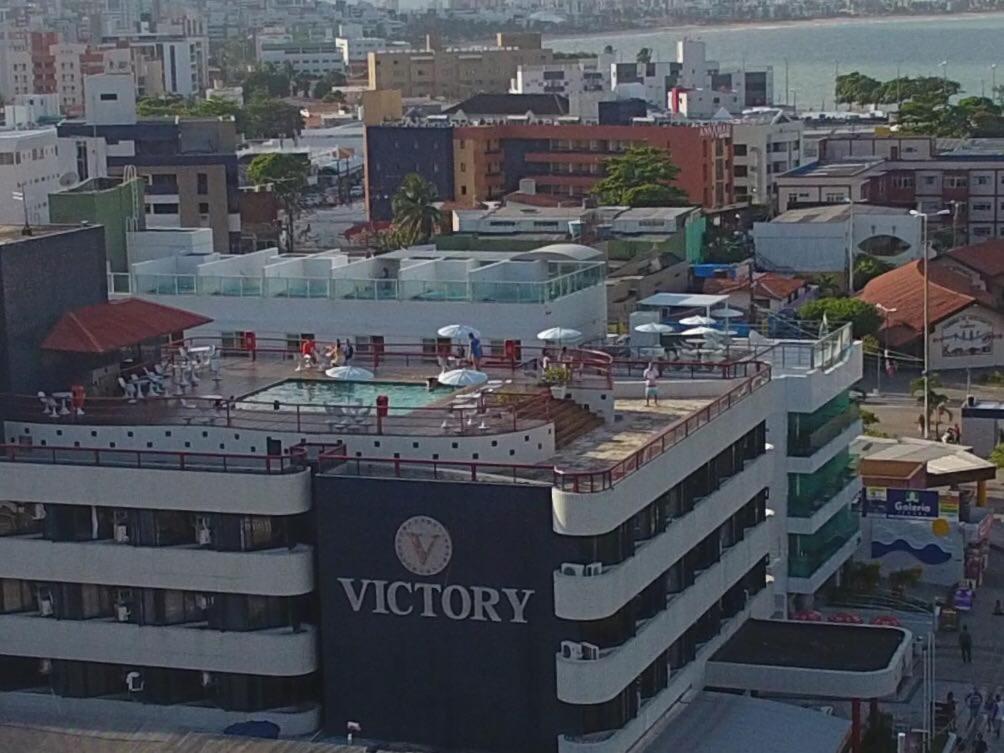 若昂佩索阿Residencial Victory Business Flat的一座建筑的顶部设有一个游泳池