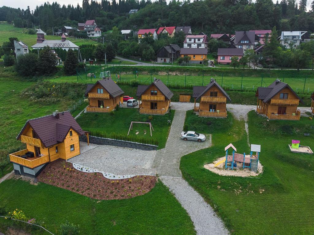 FalsztynDomki Falsztyn的享有村庄的空中景致,设有房屋和游乐场