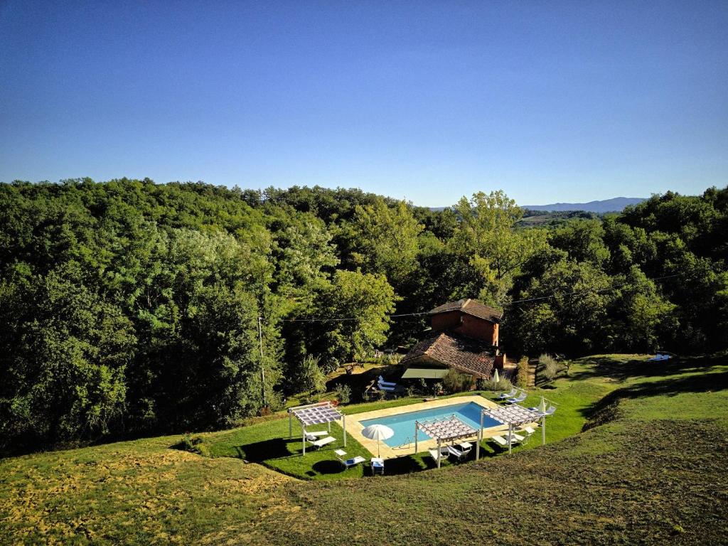 特拉诺瓦-布拉乔利尼Podere Il Doccio的享有带游泳池的房屋的空中景致