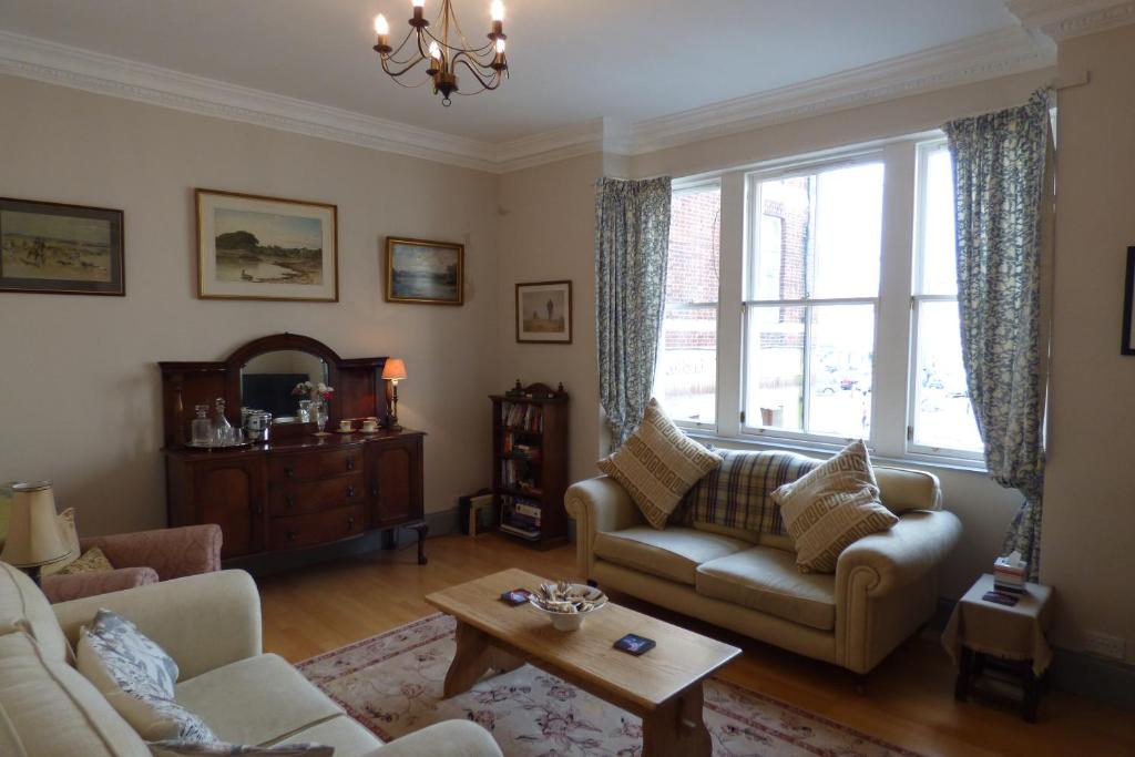 凯尔索Abbey View的客厅配有沙发和桌子