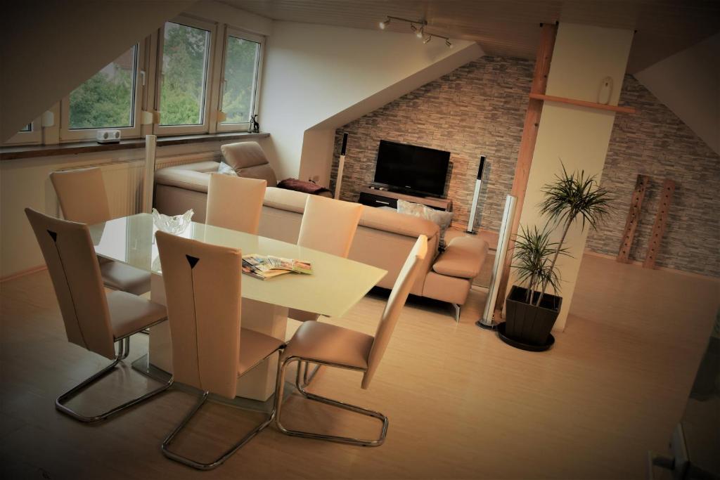 LichtenauLichtenau - Bertholdes Traum的客厅配有桌椅和沙发