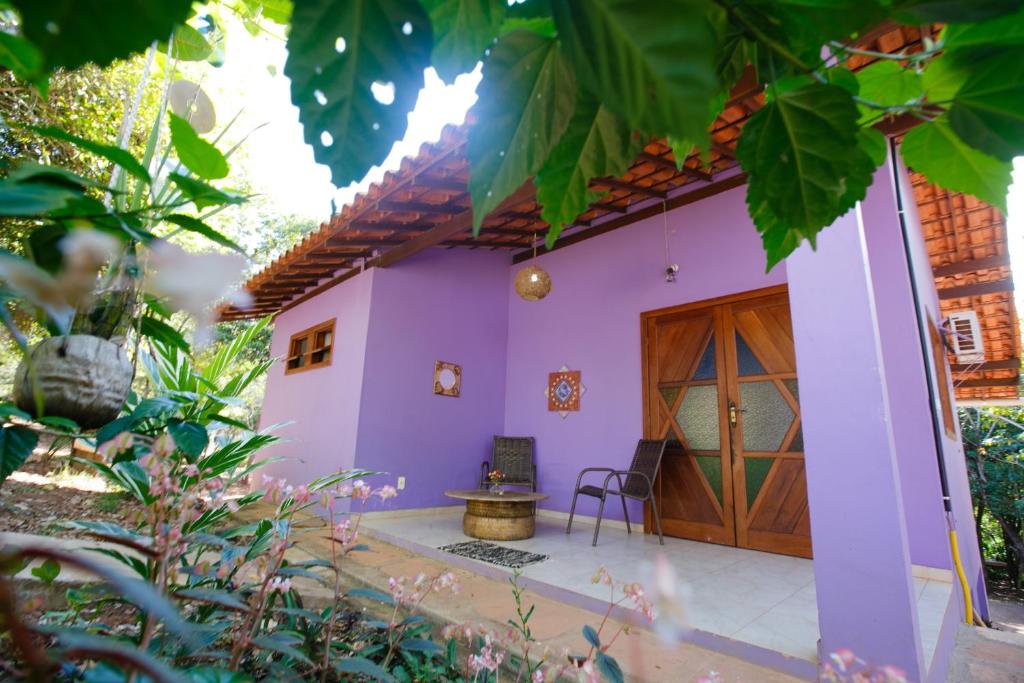 伦索伊斯Chalés Ima Teva的紫色墙壁和木门的房子