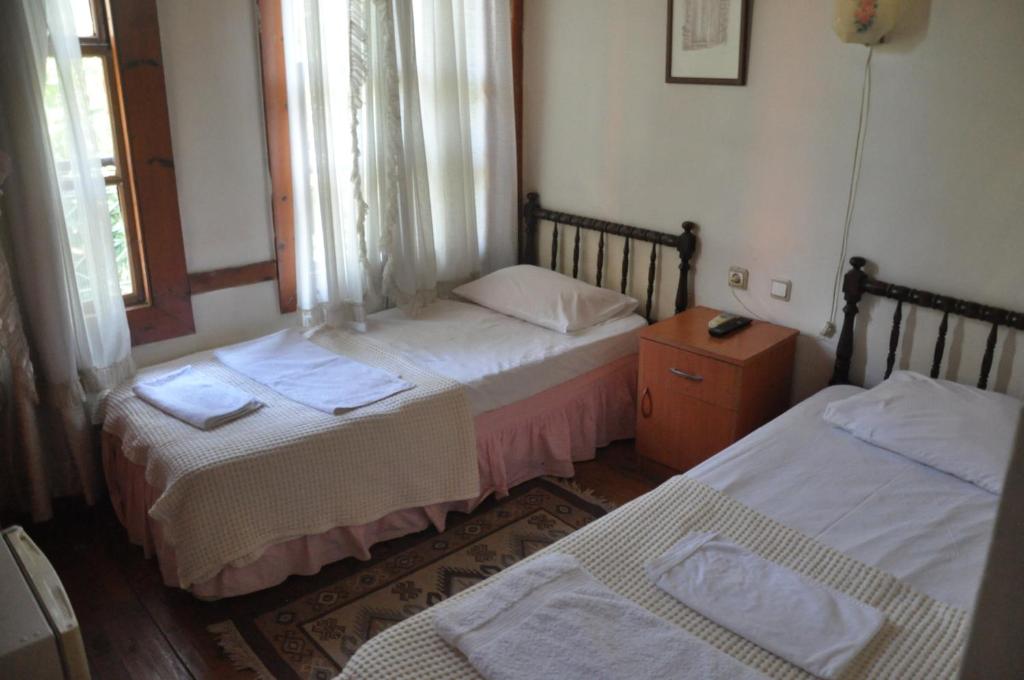 安塔利亚贡特公寓的客房设有两张床和窗户。