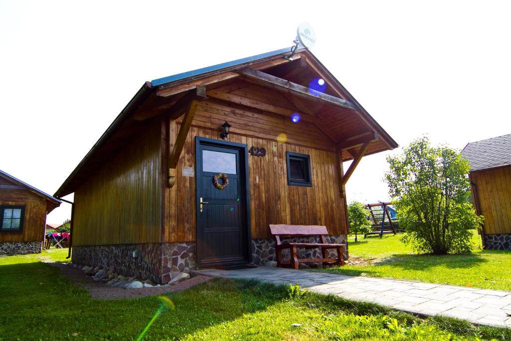 利普托斯基米库拉斯Chatka 428 a 429 - Tatralandia的小屋设有门和长凳