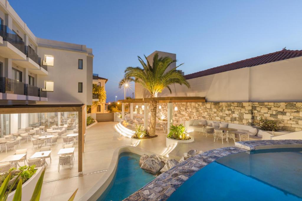 卡罗维西Samian Mare Hotel, Suites & Spa的享有游泳池和酒店庭院的景色