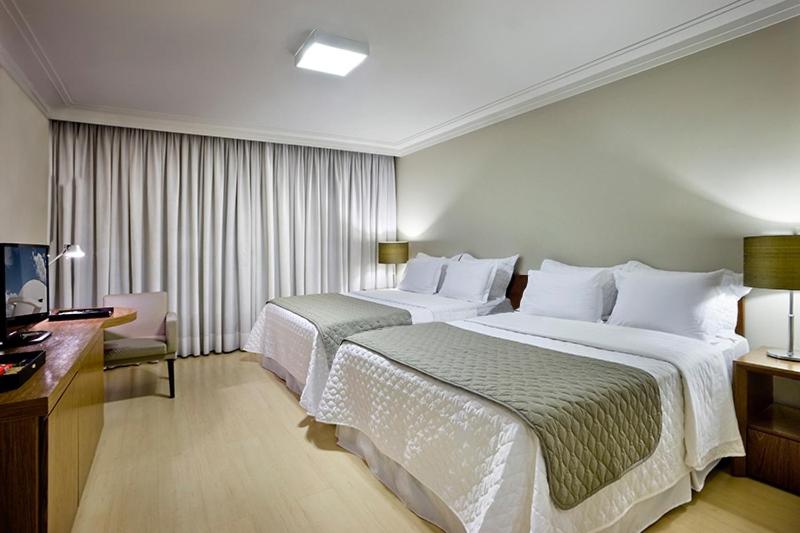 巴西利亚希亚公园行政酒店的酒店客房配有两张床和一张书桌