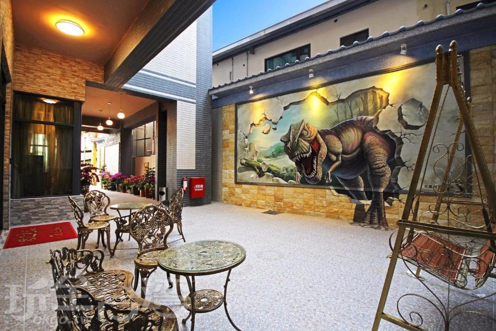 鱼池乡日月潭-旅台客居的一座建筑物的一面,一面是恐龙的壁画