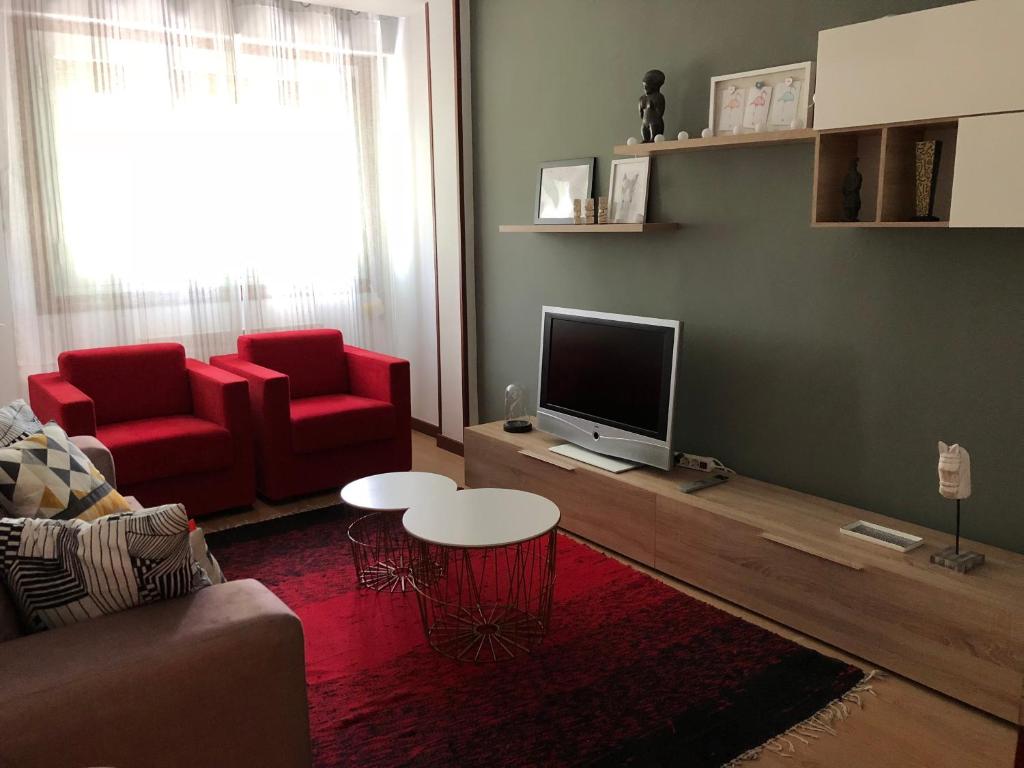 洛格罗尼奥La Campa 7.2的带沙发、电视和桌子的客厅