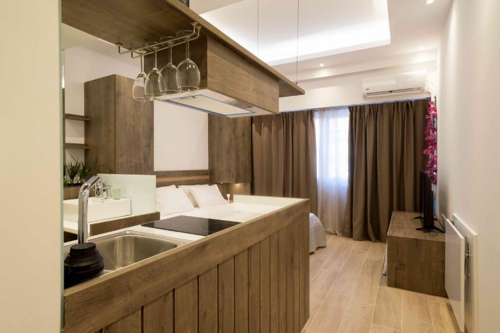 雅典Electra & Myrto Apartments的厨房配有水槽和台面