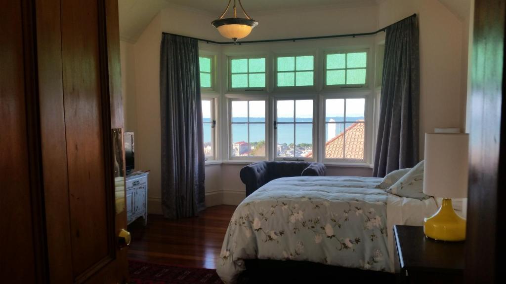 奥玛鲁The Wansbeck的一间卧室设有一张床和一个大窗户