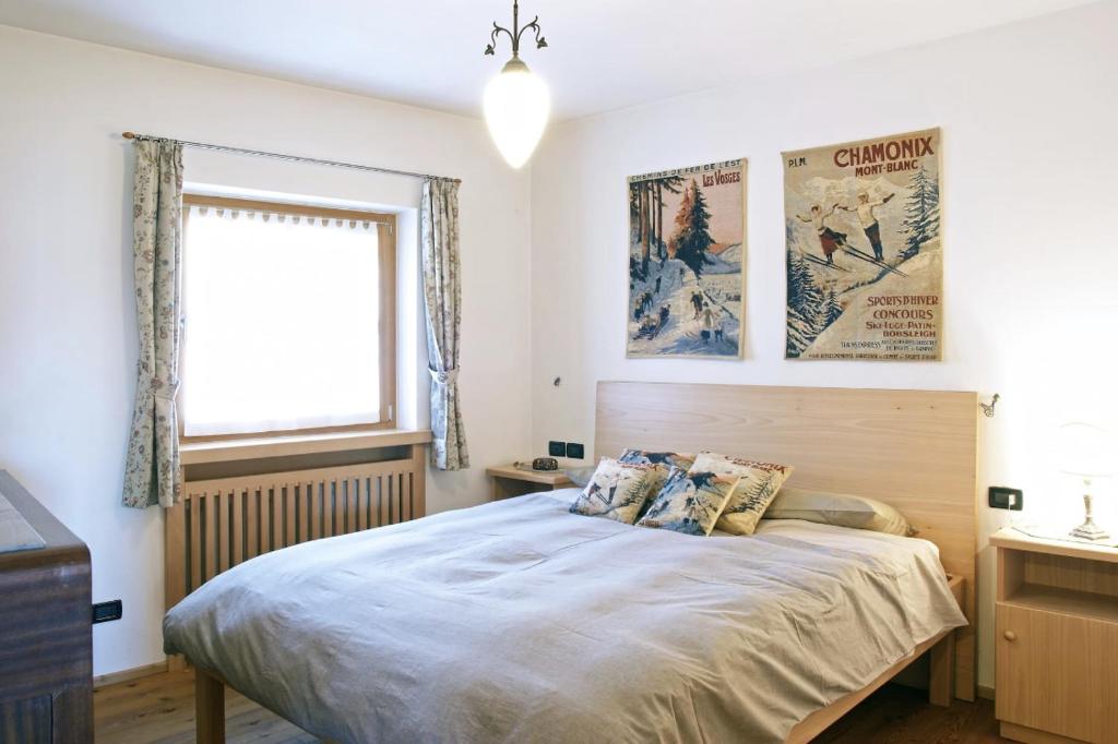 泰塞罗Maso Gretel的一间卧室设有一张大床和一个窗户。