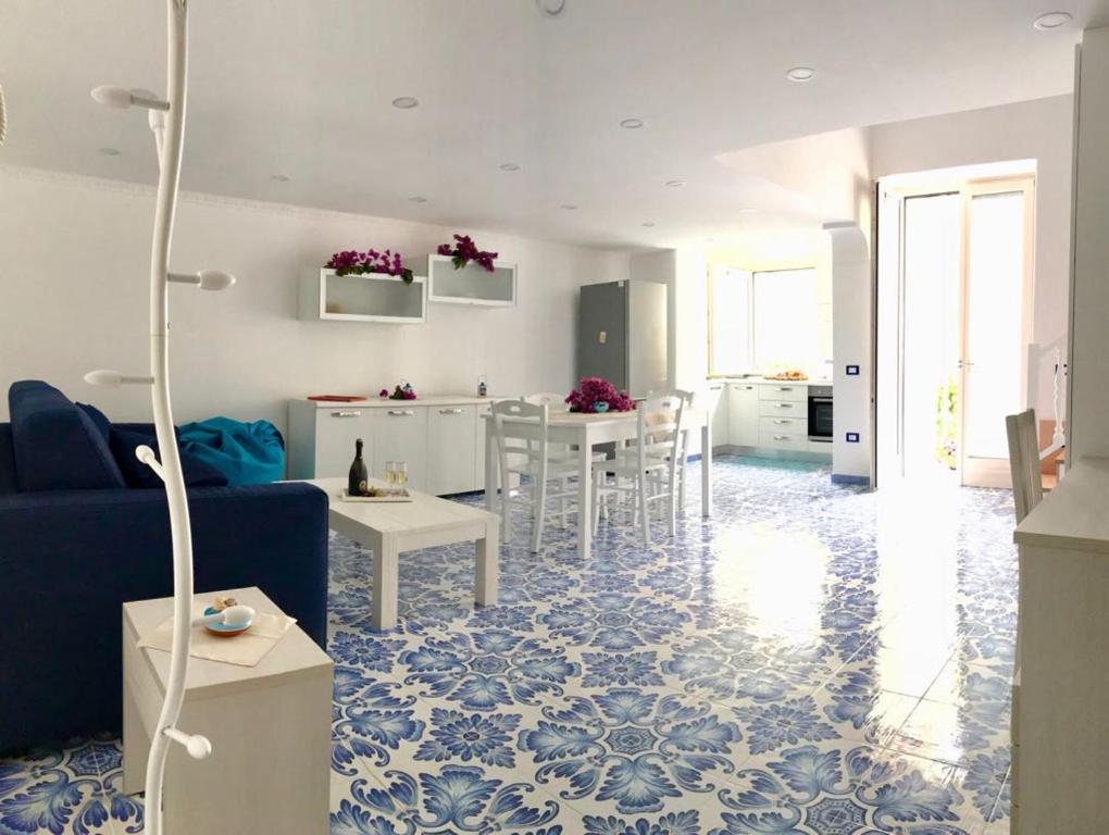 伊斯基亚Casetta del pescatore的客厅铺有蓝色和白色的地板。