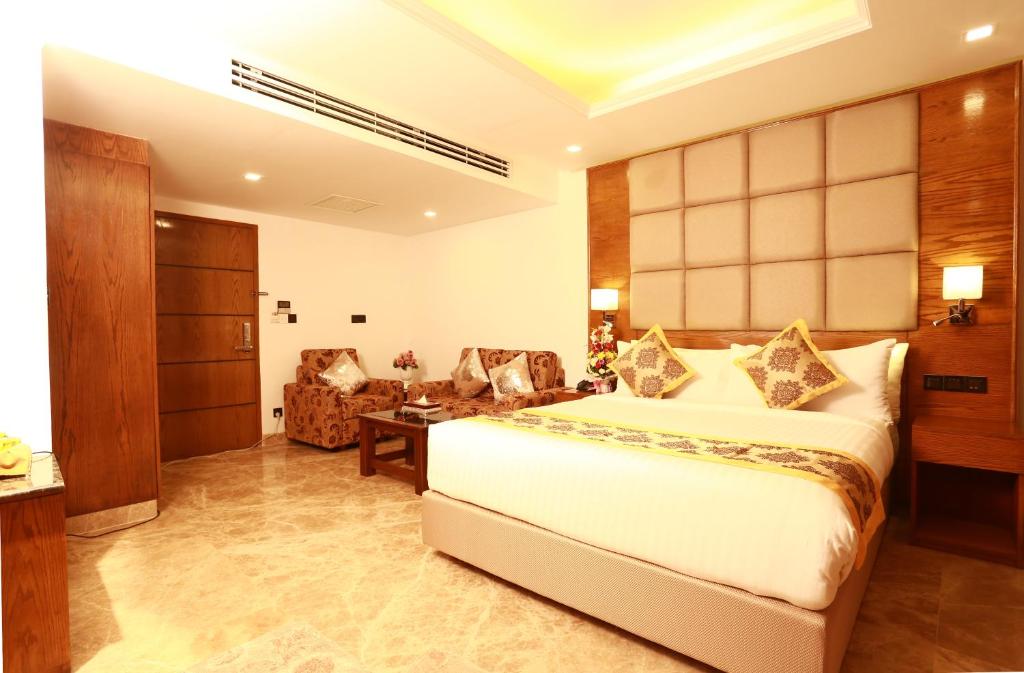 达卡马里诺皇家酒店的酒店客房设有床和客厅。