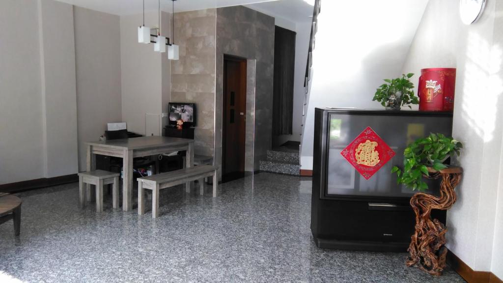 罗东镇社長的家的客厅配有电视和桌子