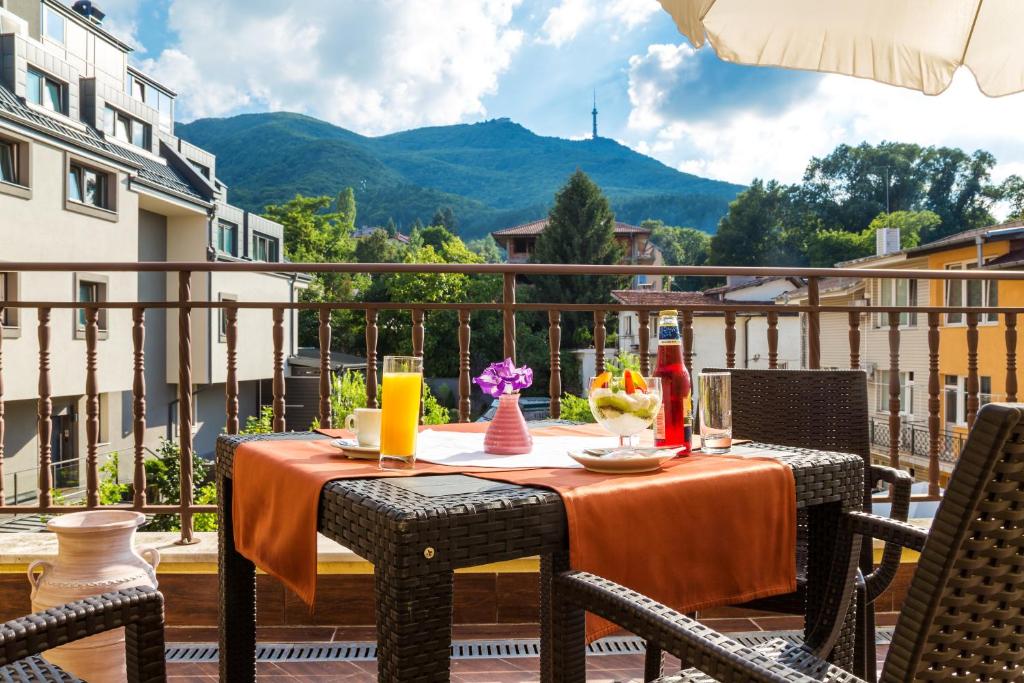 索非亚Hotel Villa Boyana - Free Parking的山景阳台上的桌子