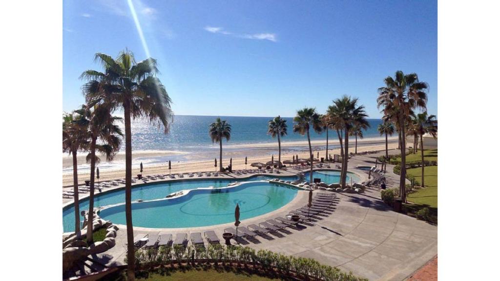 佩尼亚斯科港Sonoran Sea Resort的享有游泳池和海滩的景色