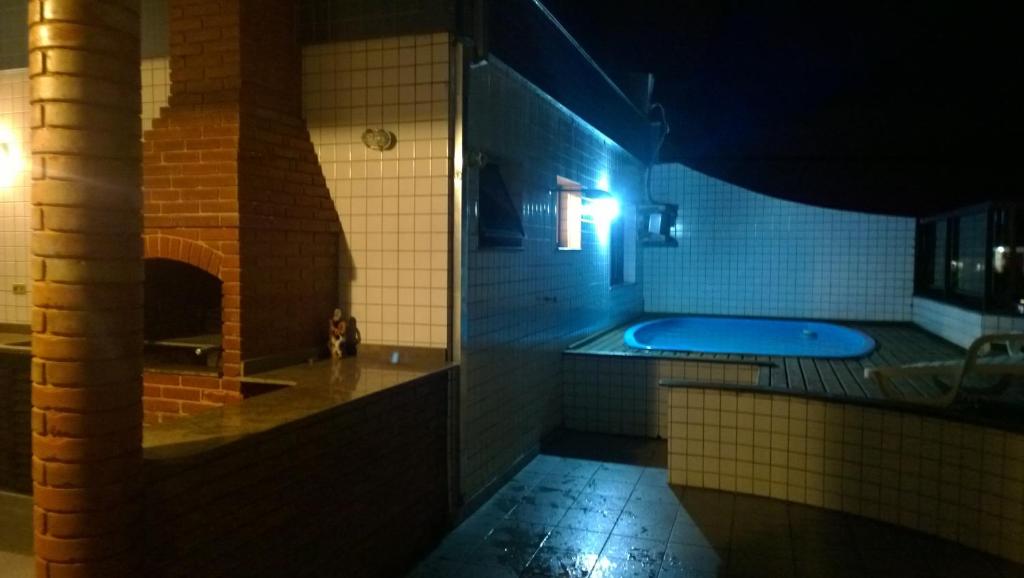 乌巴图巴Apto Ubatuba Praia Grande - 4 quartos - piscina privativa的带浴缸和浴缸的浴室