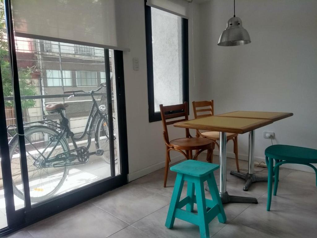 布宜诺斯艾利斯Apartamento cómodo y tranquilo con WiFi en Boedo的一间带桌椅和自行车的用餐室