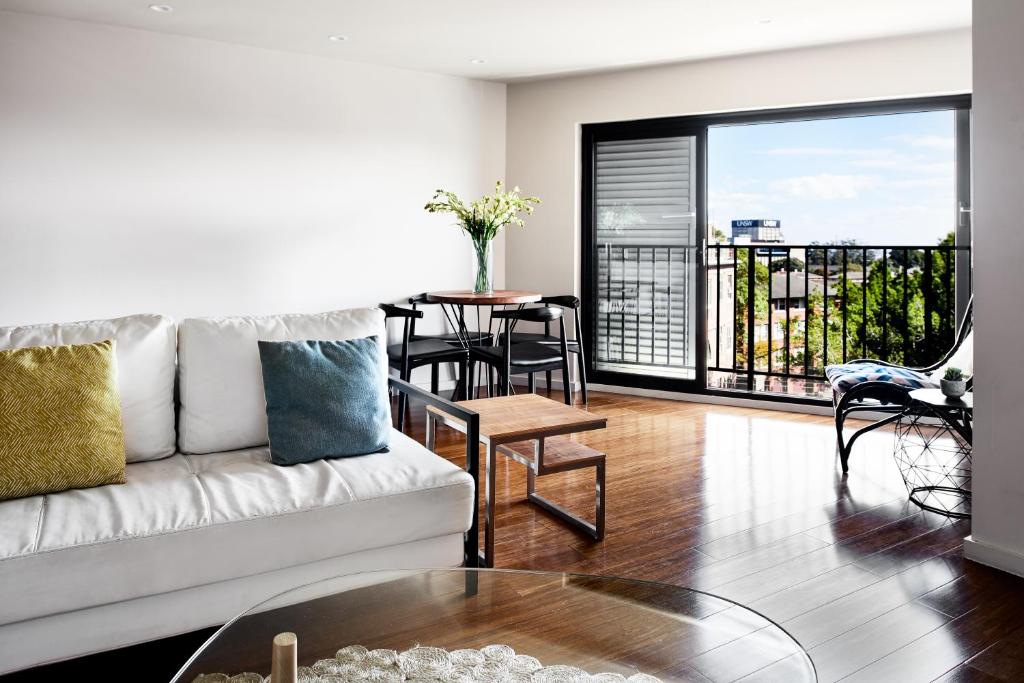 悉尼维罗兰德威克公寓的客厅配有沙发和桌子