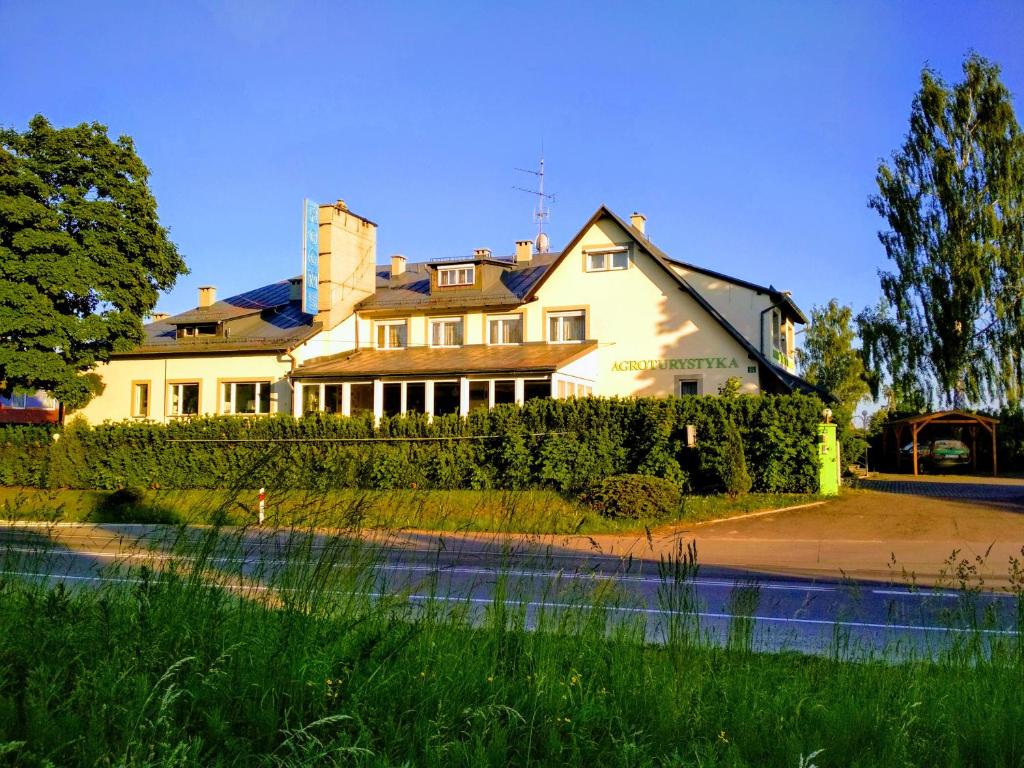 ZblewoAgroturystyka Gramburg的前面有栅栏的大白色房子