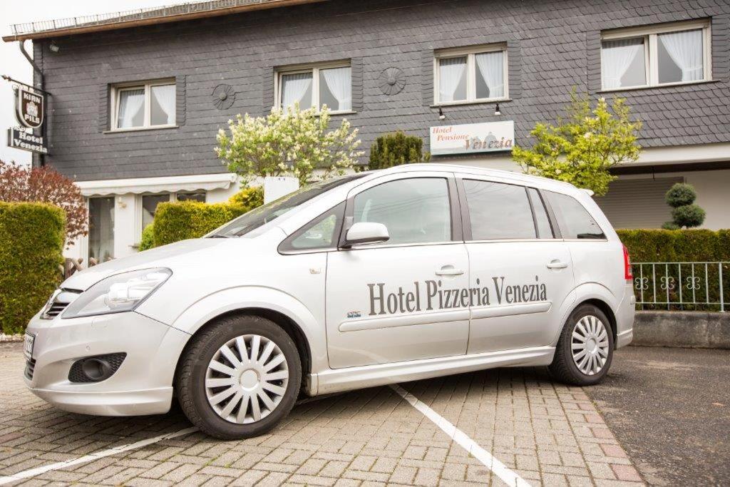 索勒恩皮瑟瑞拉威尼斯酒店的停车场的白色汽车