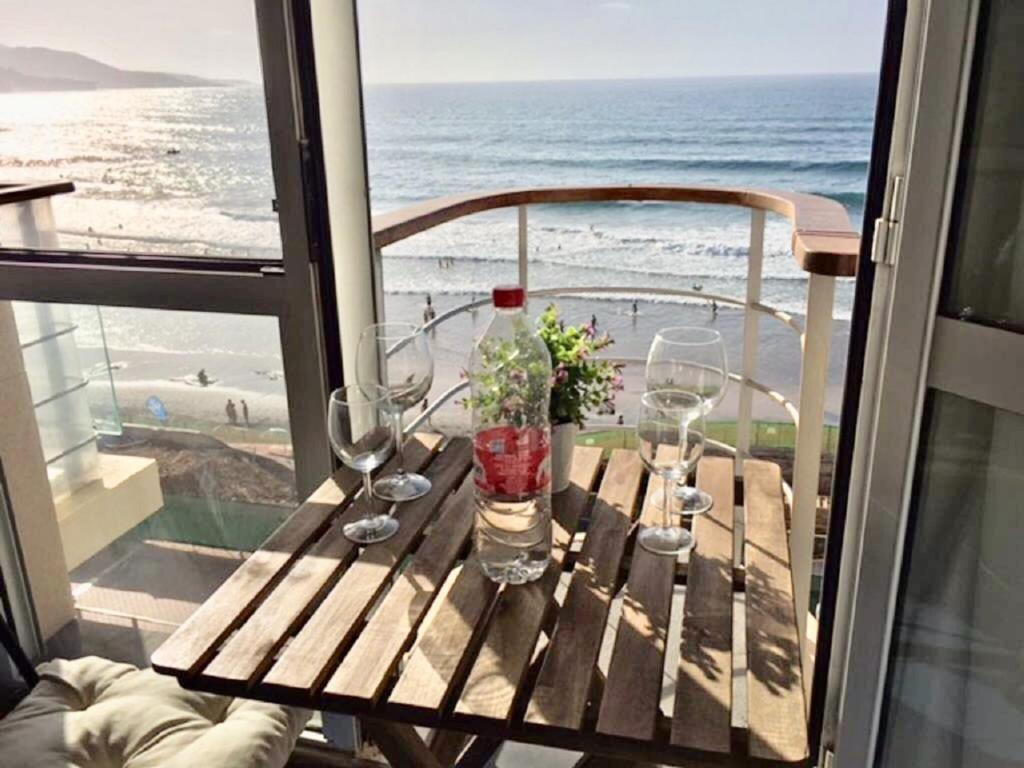 大加那利岛拉斯帕尔马斯La luz del Alba 3A的海滩景阳台桌子