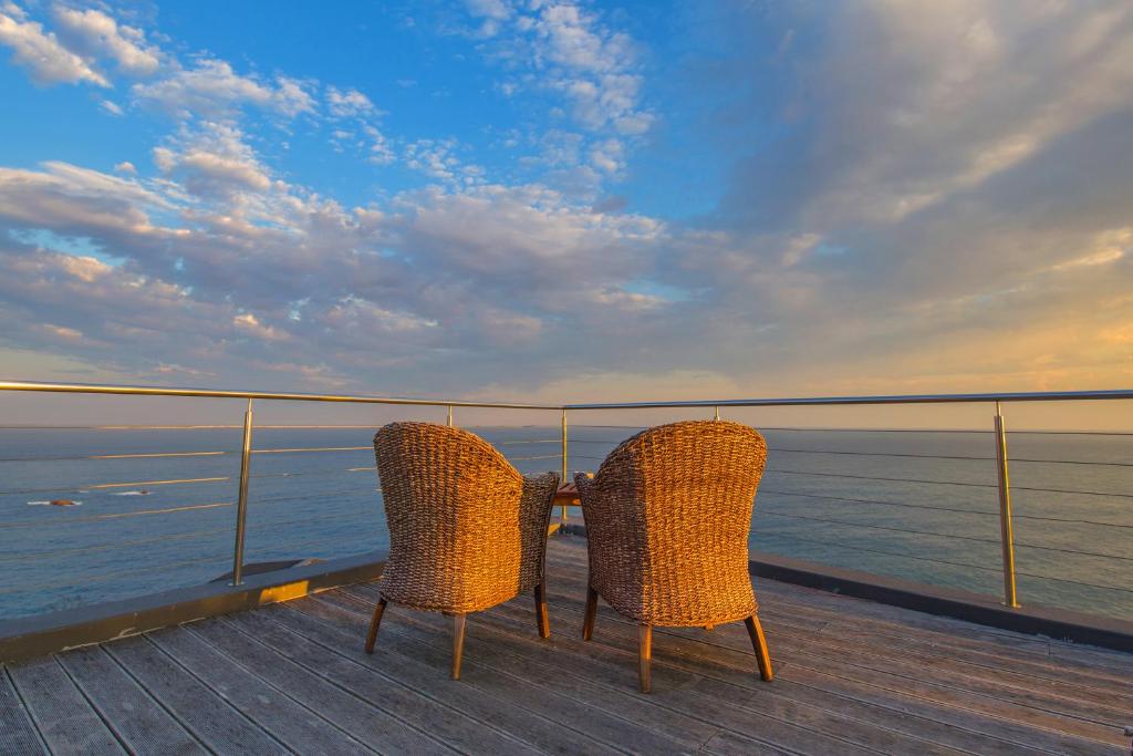 克尼斯纳亚历山大旅馆的两把椅子坐在甲板上,眺望着大海