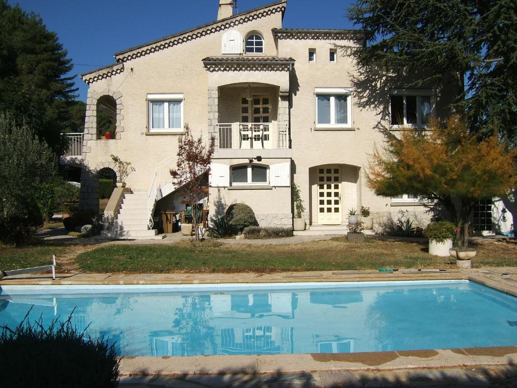 欧布纳Domaine de Lazuel的一座房子前面设有游泳池