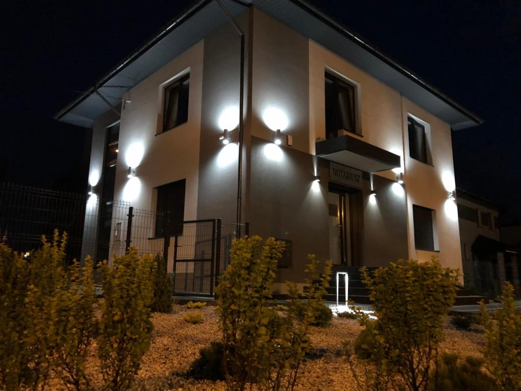 斯卡日斯科-卡缅纳Pokoje ANTRACYT的一座建筑,晚上有灯