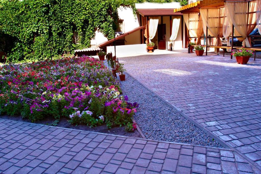 哈尔科夫12酒店的人行道中间种满鲜花的花园