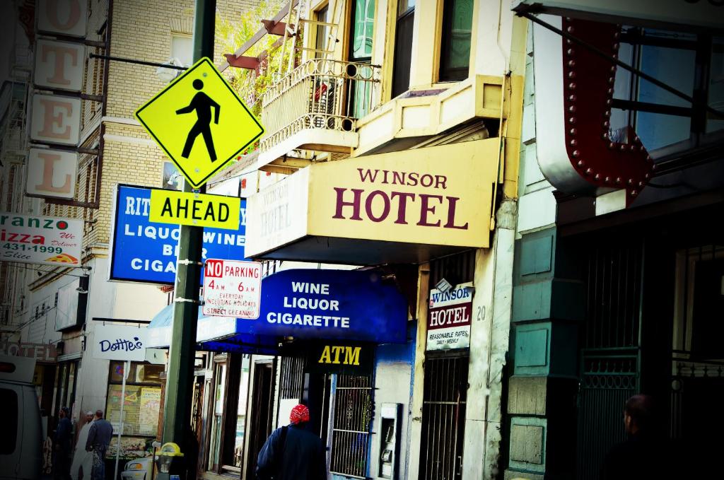 旧金山温莎堡酒店的建筑物一侧有标志的街道