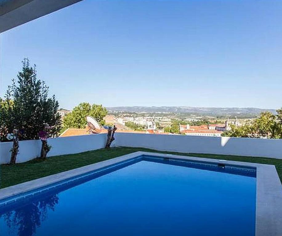 阿尔科巴萨Stunning view Alcobaça的一座房子顶部的蓝色游泳池