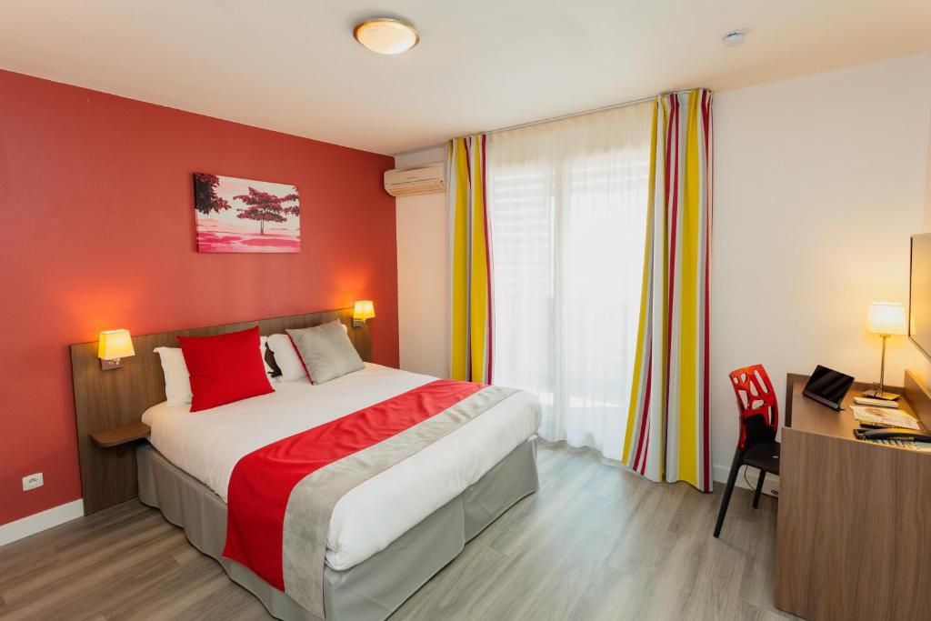 佩皮尼昂梅尔高尔夫城佩皮尼昂中心公寓式酒店的酒店客房,设有一张红色墙壁的大床