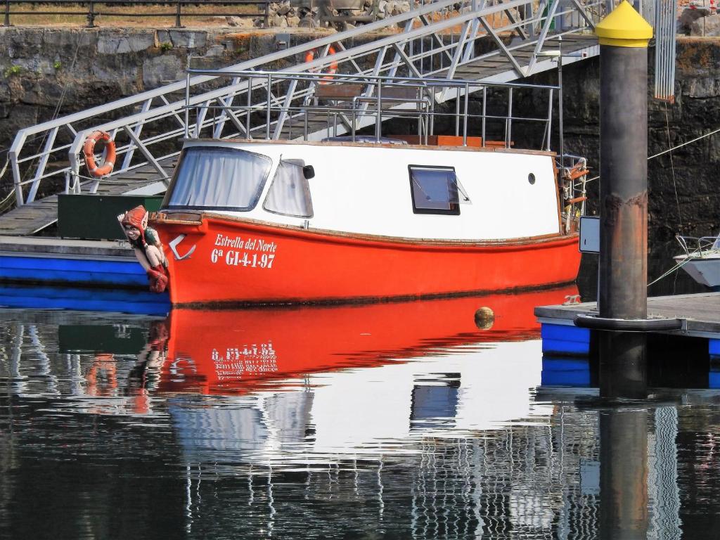 比利亚维西奥萨Estrella del Norte的一艘红白的船,坐在水里