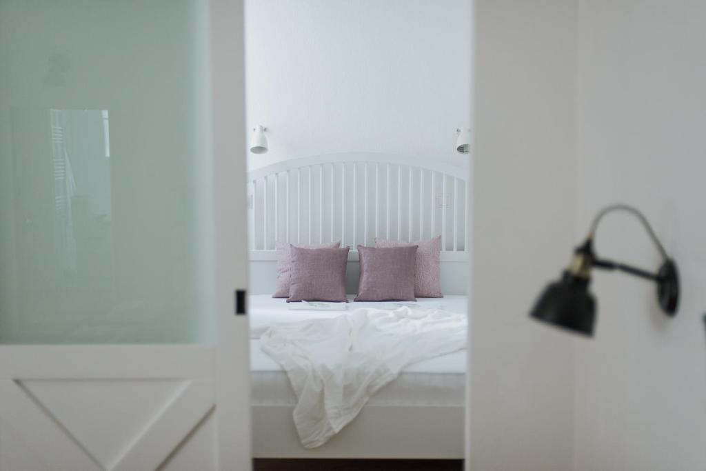 布达佩斯利兹玛丽之仙境公寓的一间卧室配有一张带紫色枕头和灯的床。
