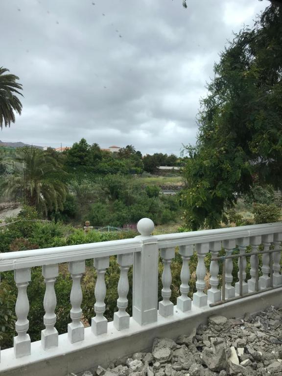 法塔加La Socorra Suite Adults Only的享有田野景致的白色围栏