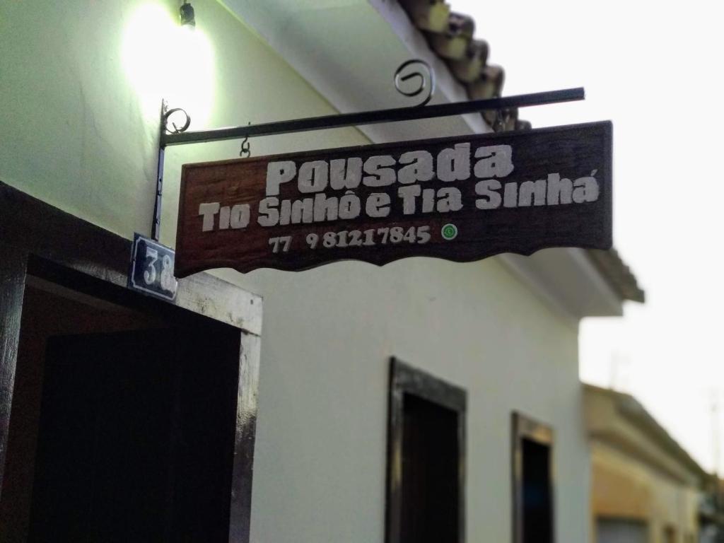 里奥迪孔塔斯Pousada Tio Sinhô e Tia Sinhá的挂在建筑物边的标志