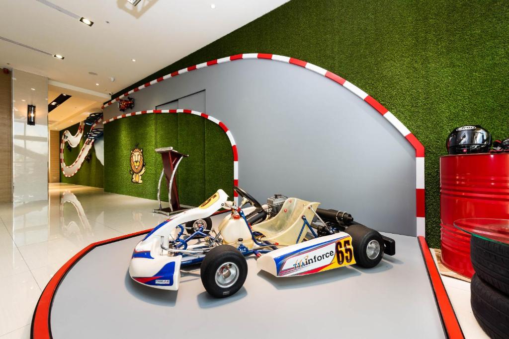 高雄华园大饭店草衙馆的展示室里展示的赛车
