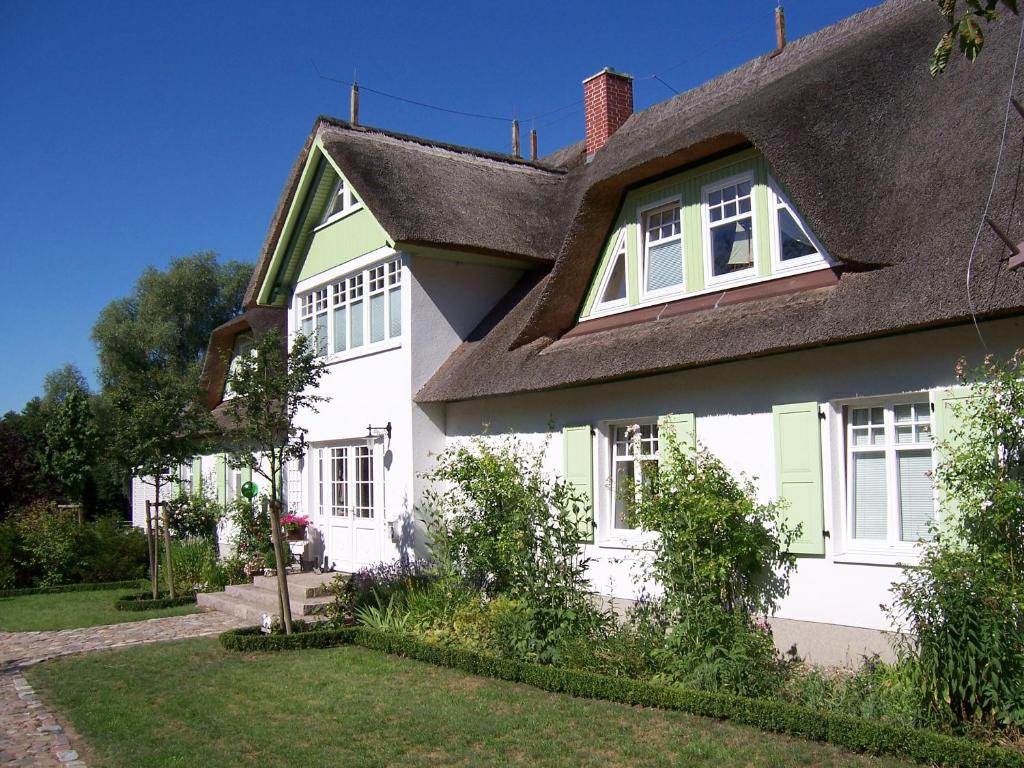 维滕贝克Das Gut klein Bollhagen的白色的茅草屋顶房屋