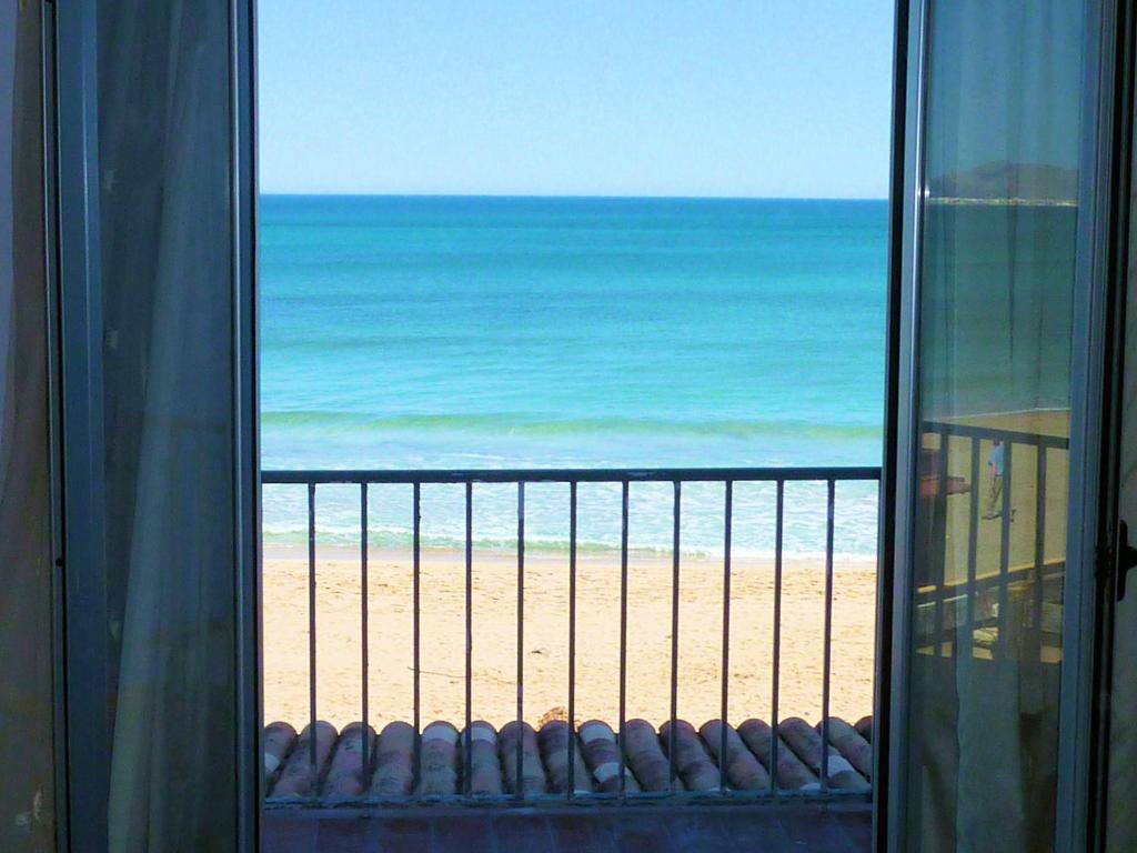 坎皮卡福特Hotel Sa Roqueta Can Picafort ADULTS ONLY的阳台享有海滩美景。