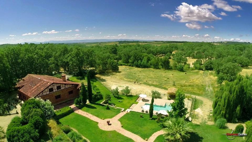 夸科斯德尤斯特CR La CASONA de VALFRIO - Alquiler completo的享有农场的空中景色,设有房屋和游泳池