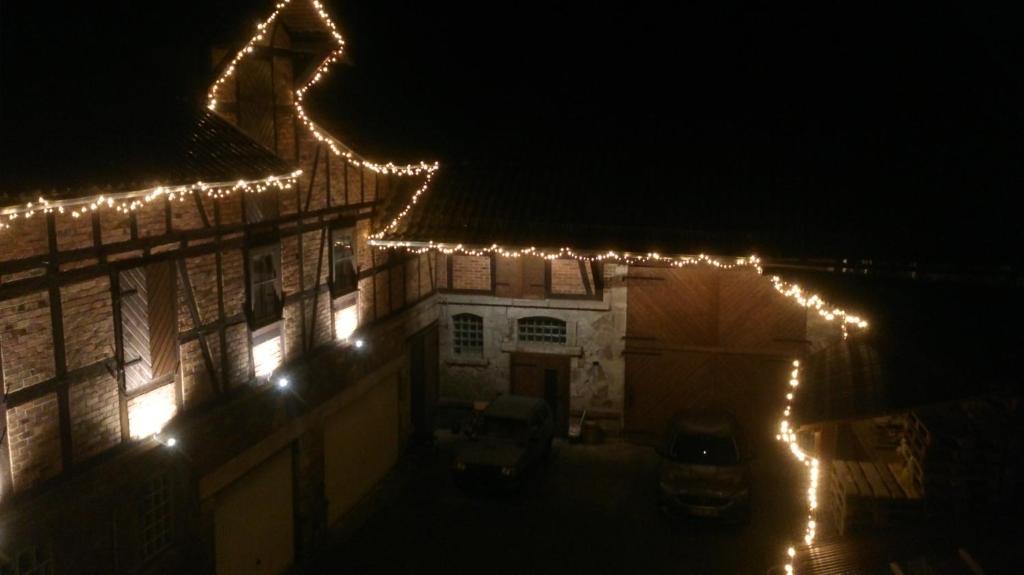 弗里茨拉尔Ferienwohnung St. Wigbert的一座晚上有圣诞灯的建筑