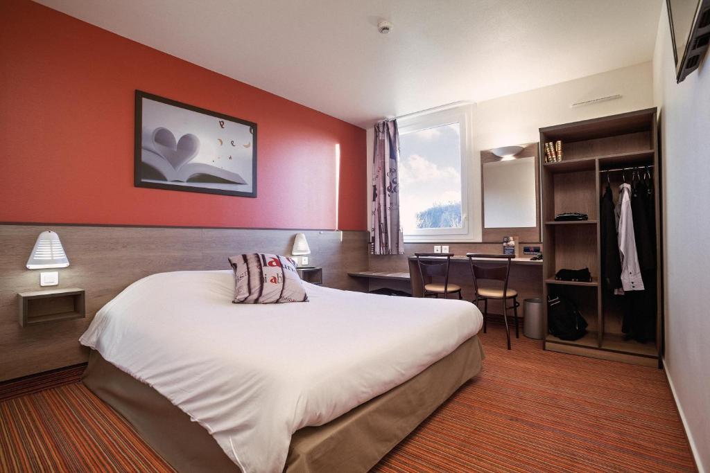 布尔日布尔日艾斯酒店的酒店客房设有一张大床和一个厨房。